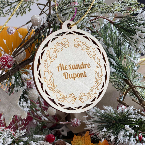 Julekule i tre personlig med julekrans Julekule i tre personlig med julekrans