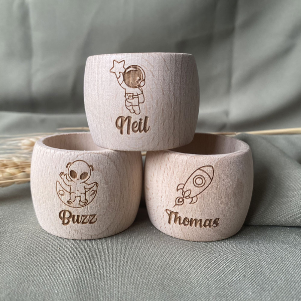 Gravert serviettring i tre – kosmosdesign Gravert serviettring i tre – kosmosdesign
