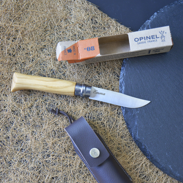 Inngravert Opinel nr. 8-kniv i oliventre Inngravert Opinel nr. 8-kniv i oliventre