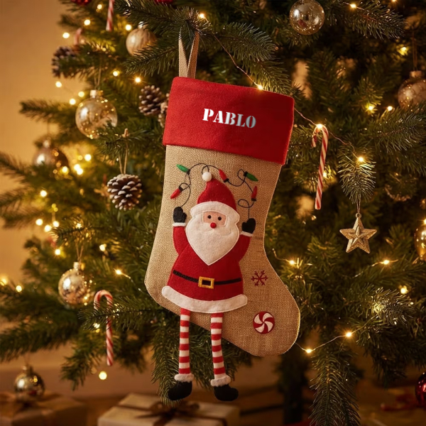 Julestr&oslash;mpe med julefigurer, brodert navn